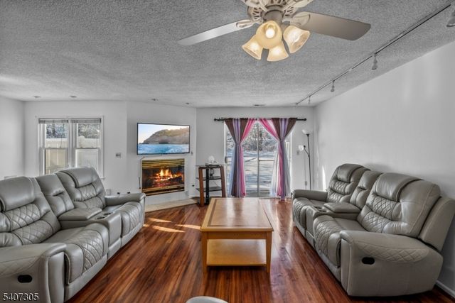 99 Woodmere Dr, Sayreville Boro, NJ 08859