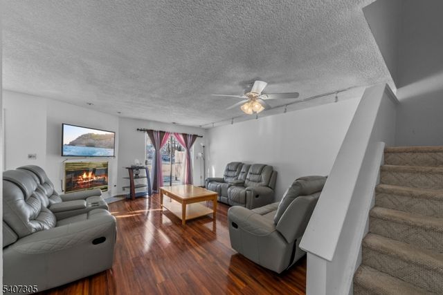 99 Woodmere Dr, Sayreville Boro, NJ 08859