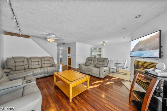 99 Woodmere Dr, Sayreville Boro, NJ 08859