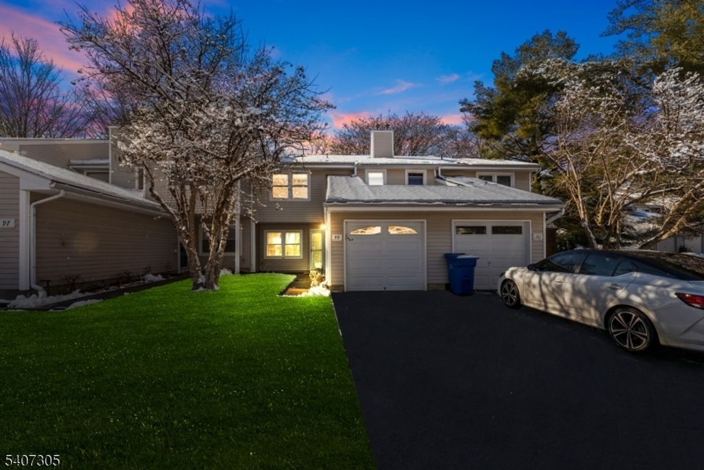 99 Woodmere Dr, Sayreville Boro, NJ 08859