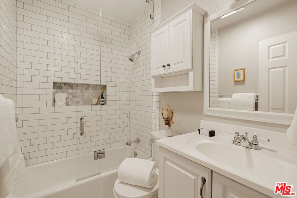 Image 17 of property listing at 4914 1/2 Mcconnell Avenue, Los Angeles, CA 90066
