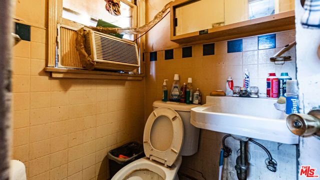 6033 Clarkson Avenue, Maywood, CA 90270