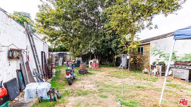 6033 Clarkson Avenue, Maywood, CA 90270