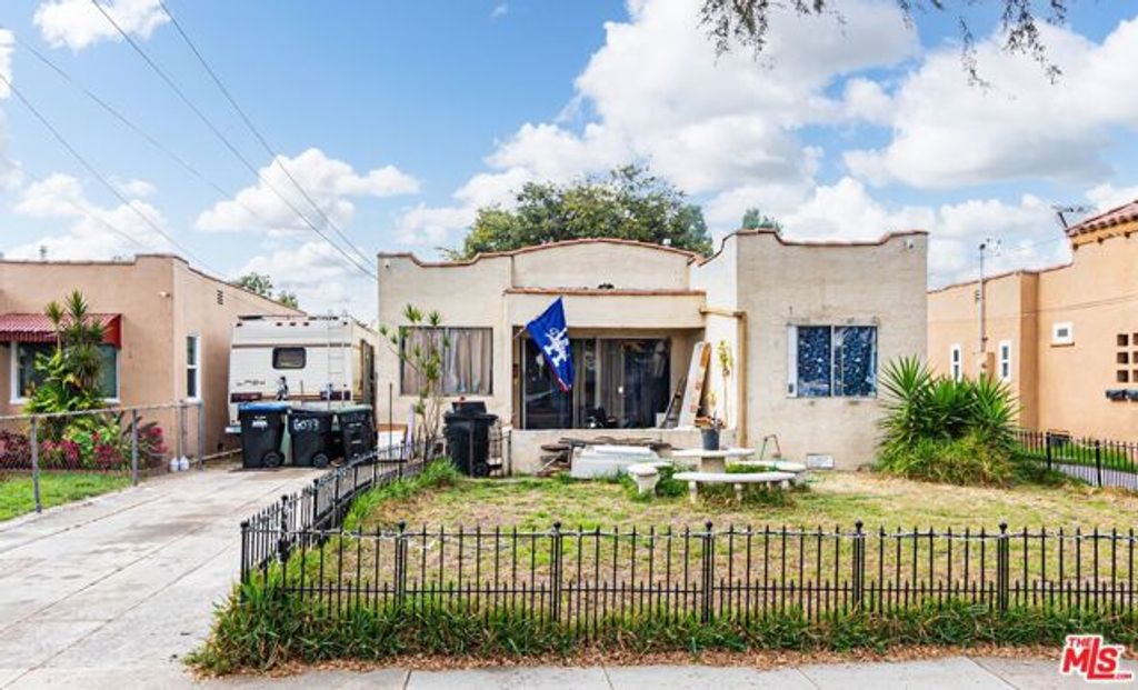 6033 Clarkson Avenue, Maywood, CA 90270