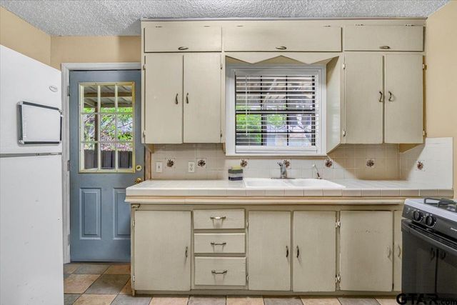 1017 E Olive St., Tyler, TX 75702
