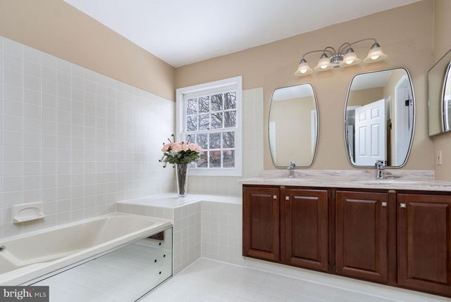 11 BOGEY CIR, Doylestown, PA 18901