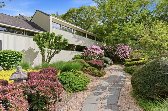 6 Deepwood Court, Old Westbury, NY 11568