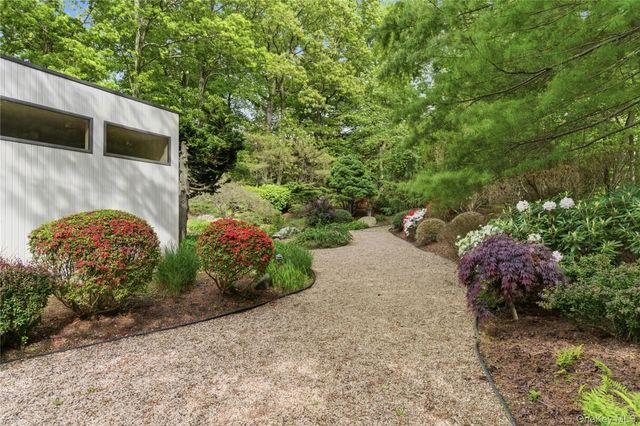 6 Deepwood Court, Old Westbury, NY 11568