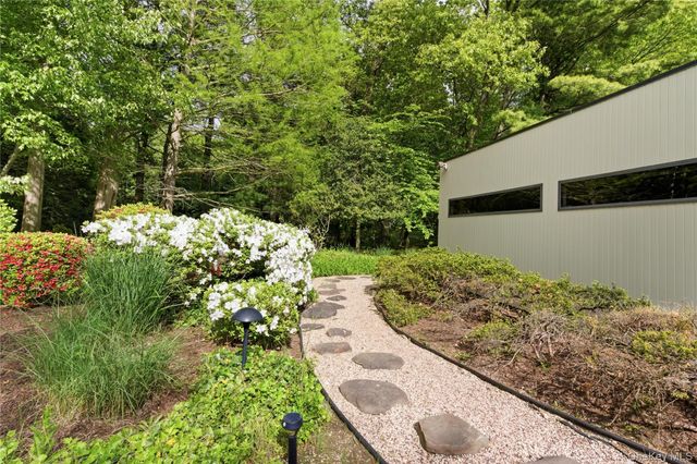 6 Deepwood Court, Old Westbury, NY 11568