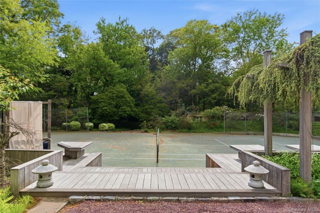 6 Deepwood Court, Old Westbury, NY 11568