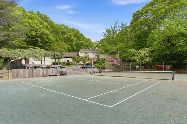 6 Deepwood Court, Old Westbury, NY 11568