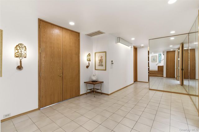 6 Deepwood Court, Old Westbury, NY 11568