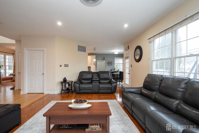 3 Wycklow Drive, Robbinsville, NJ 08691