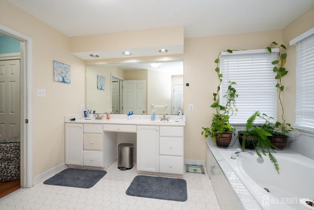 3 Wycklow Drive, Robbinsville, NJ 08691