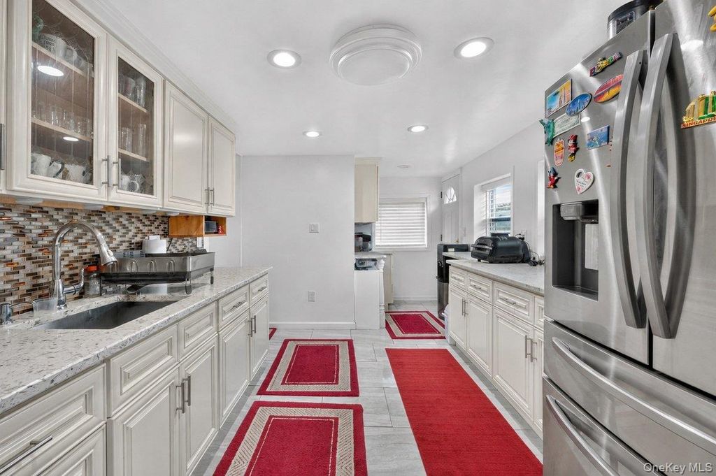 255 Cochran Place, Valley Stream, NY 11581 — photo 4