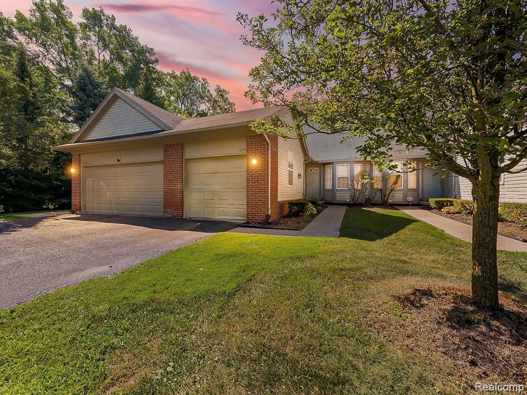 1240 University Drive, Pontiac, MI 48342