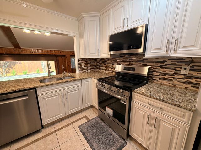 3709 Pinewood Street, Bedford, TX 76021