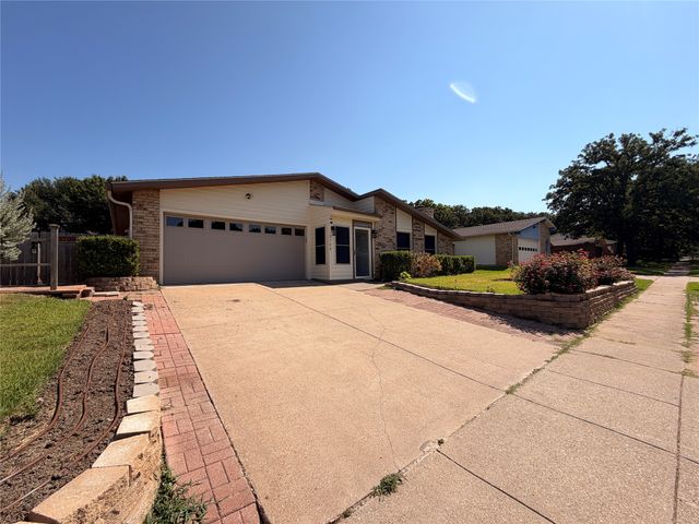 3709 Pinewood Street, Bedford, TX 76021