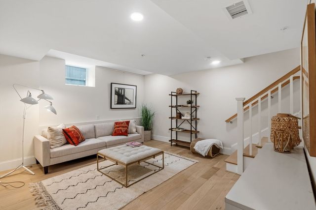 12 Arnold Circle 3, Cambridge, MA 02139
