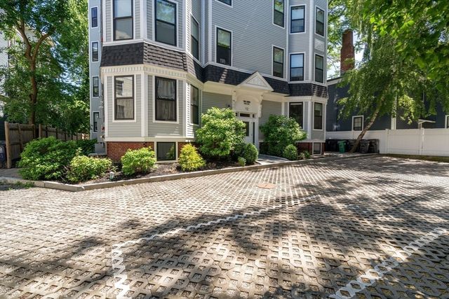 12 Arnold Circle 3, Cambridge, MA 02139
