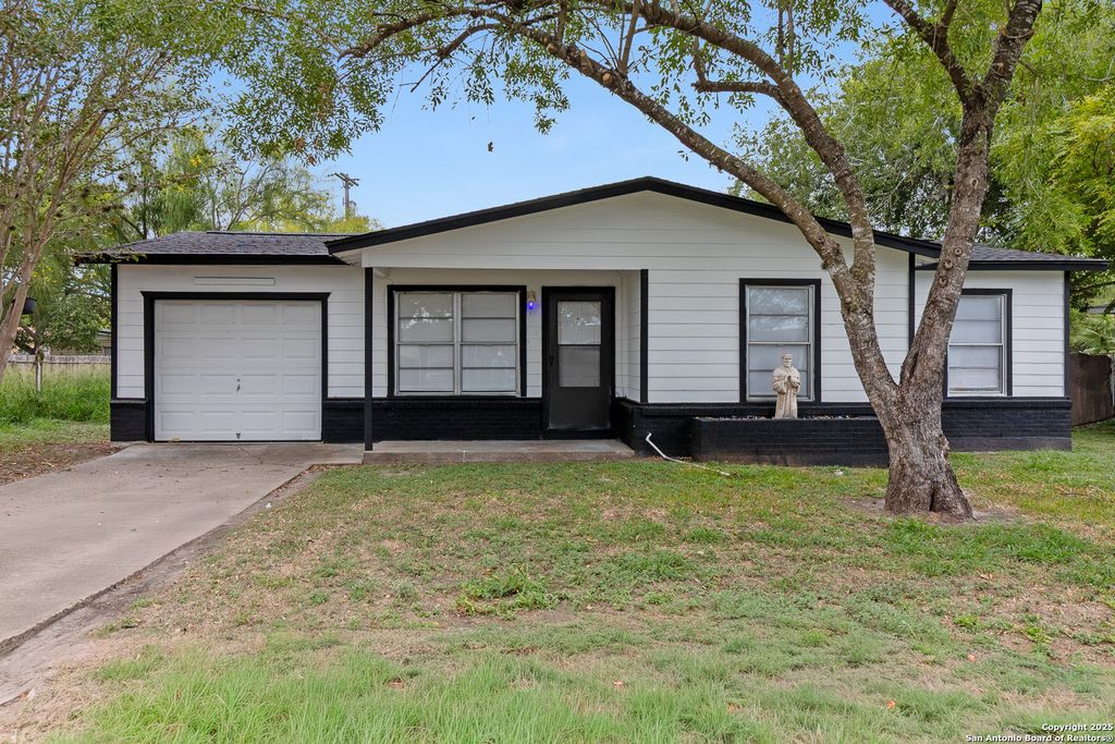 1519 E Corpus Christi, Beeville, TX 78102