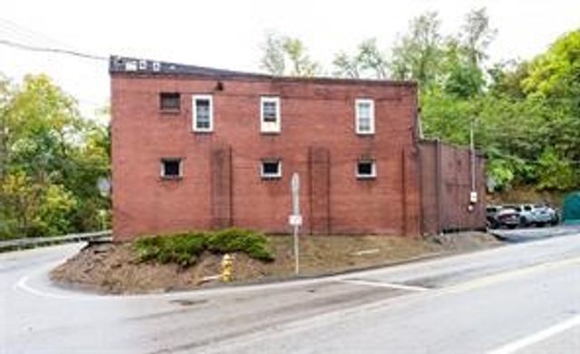 1075 Streets Run Road, Baldwin Boro, PA 15236