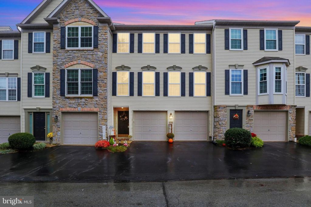 2750 HUNTERS CREST DR #4, York, PA 17402