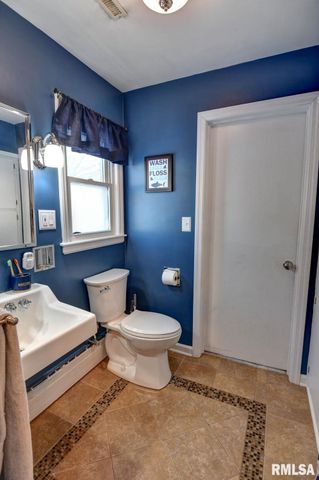 1101 W Main Cross Street, Taylorville, IL 62568