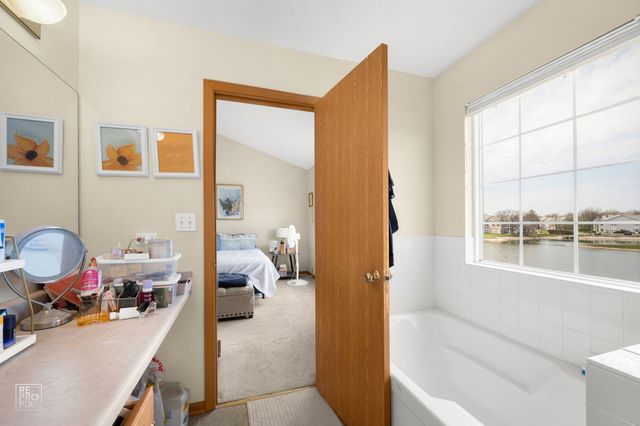 1827 Golden Gate Lane, Naperville, IL 60563