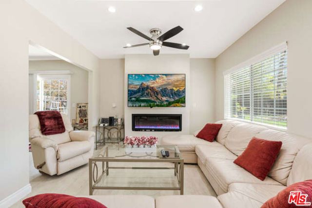 22701 ERWIN Street, Woodland Hills (los Angeles), CA 91367