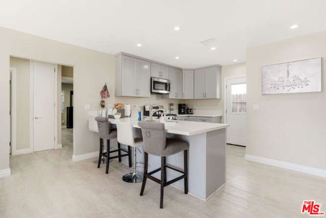 22701 ERWIN Street, Woodland Hills (los Angeles), CA 91367