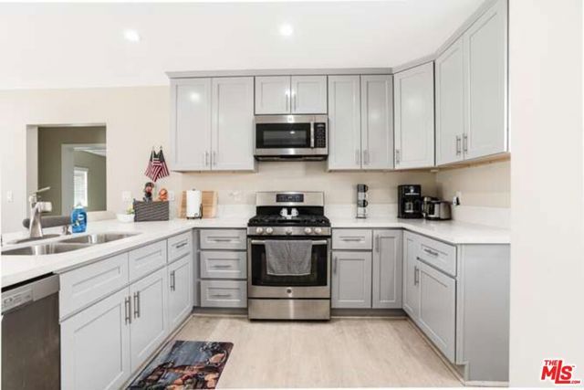 22701 ERWIN Street, Woodland Hills (los Angeles), CA 91367
