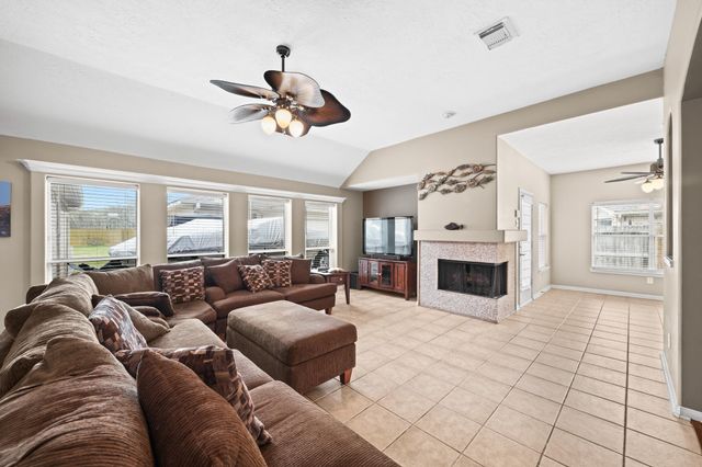 937 Mystic Village Lane, Seabrook, TX 77586