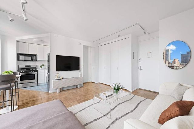 236 E 47th St Apt 33D, New York City, NY 10017