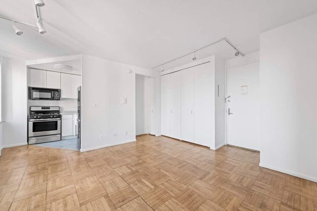 236 E 47th St Apt 33D, New York City, NY 10017