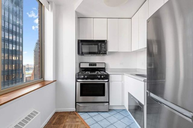 236 E 47th St Apt 33D, New York City, NY 10017