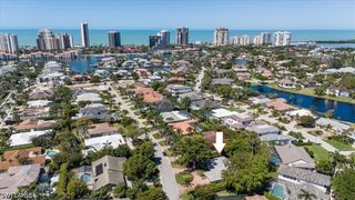 587 Parkwood LN, Naples, FL 34103