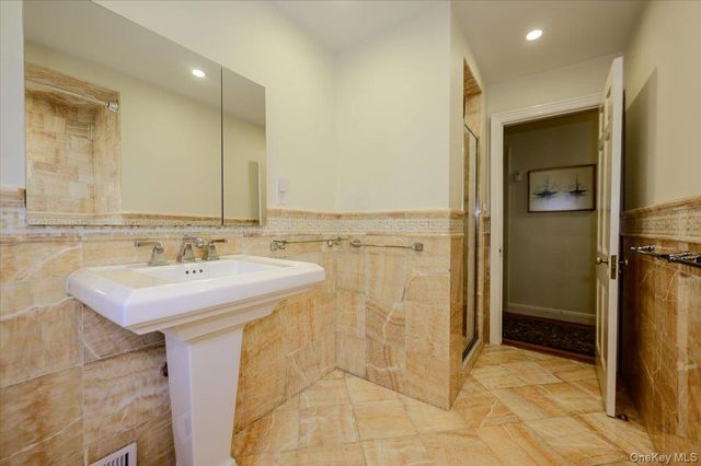 1264 Rhinelander Avenue, Bronx, NY 10461