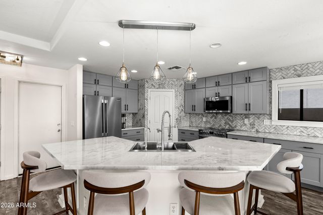 2272 E COCHISE Avenue, Apache Junction, AZ 85119