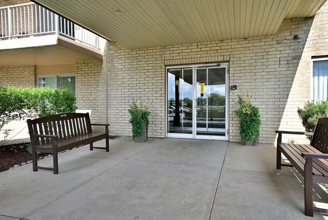 110 W Butterfield Road 309S, Elmhurst, IL 60126