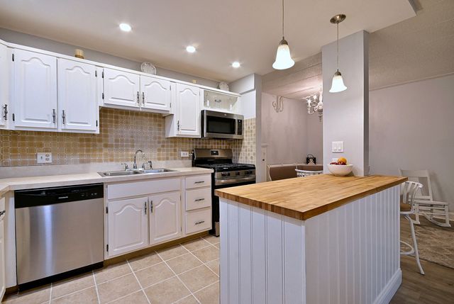 110 W Butterfield Road 309S, Elmhurst, IL 60126