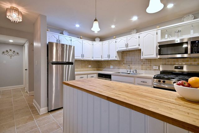 110 W Butterfield Road 309S, Elmhurst, IL 60126