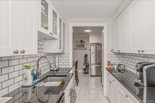 250 Central Avenue C111, Lawrence, NY 11559