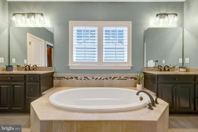 41258 CHATHAM GREEN CIR, Aldie, VA 20105