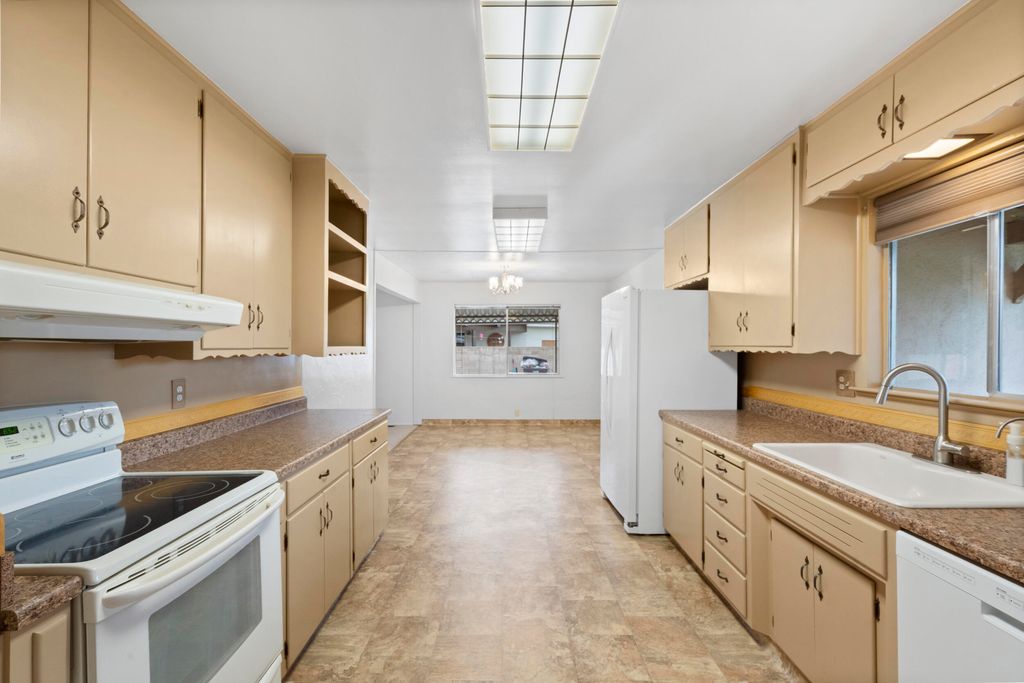 Image 10 of property listing at 131 E Gail Avenue, Tulare, CA 93274