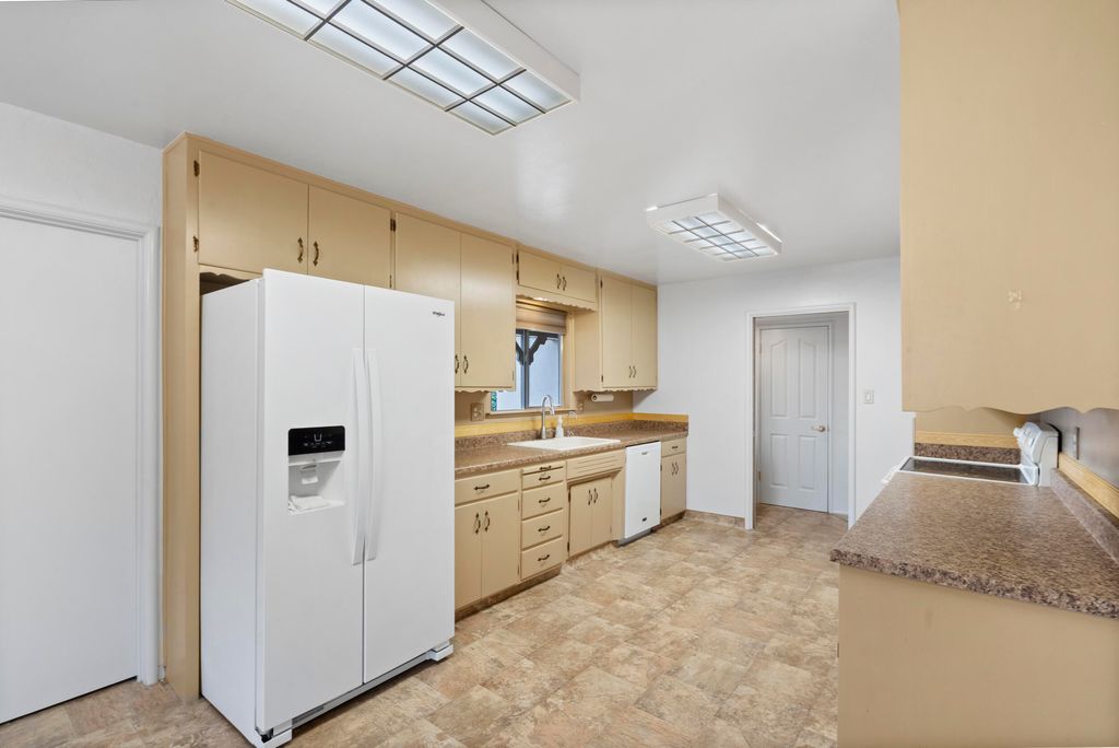 Image 11 of property listing at 131 E Gail Avenue, Tulare, CA 93274