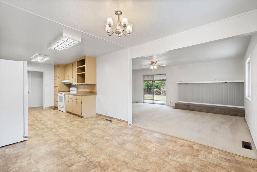 Image 13 of property listing at 131 E Gail Avenue, Tulare, CA 93274