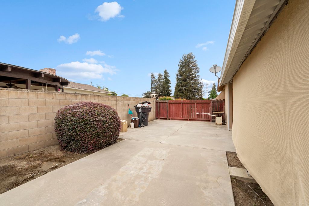 Image 30 of property listing at 131 E Gail Avenue, Tulare, CA 93274