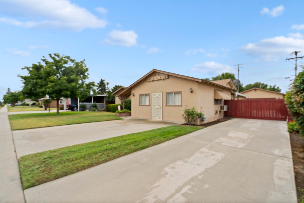 Image 4 of property listing at 131 E Gail Avenue, Tulare, CA 93274