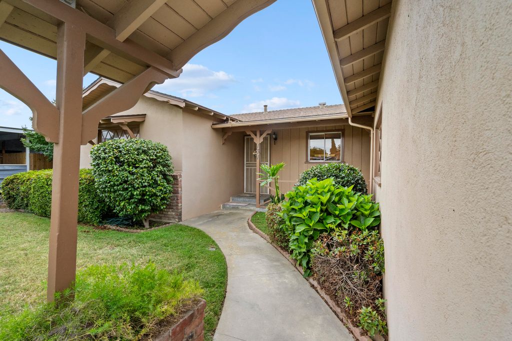Image 6 of property listing at 131 E Gail Avenue, Tulare, CA 93274